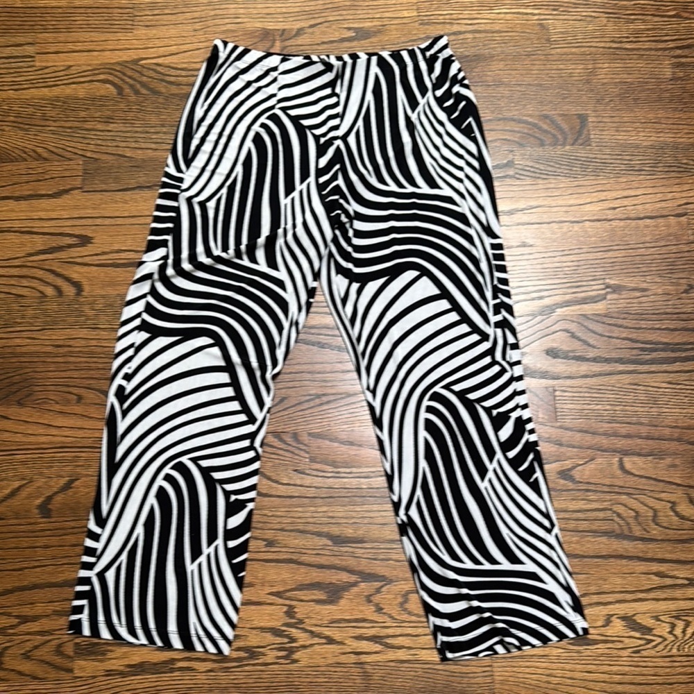 Chico's Travelers Black and Light Gray Wide Leg Pants size L-XL (2)